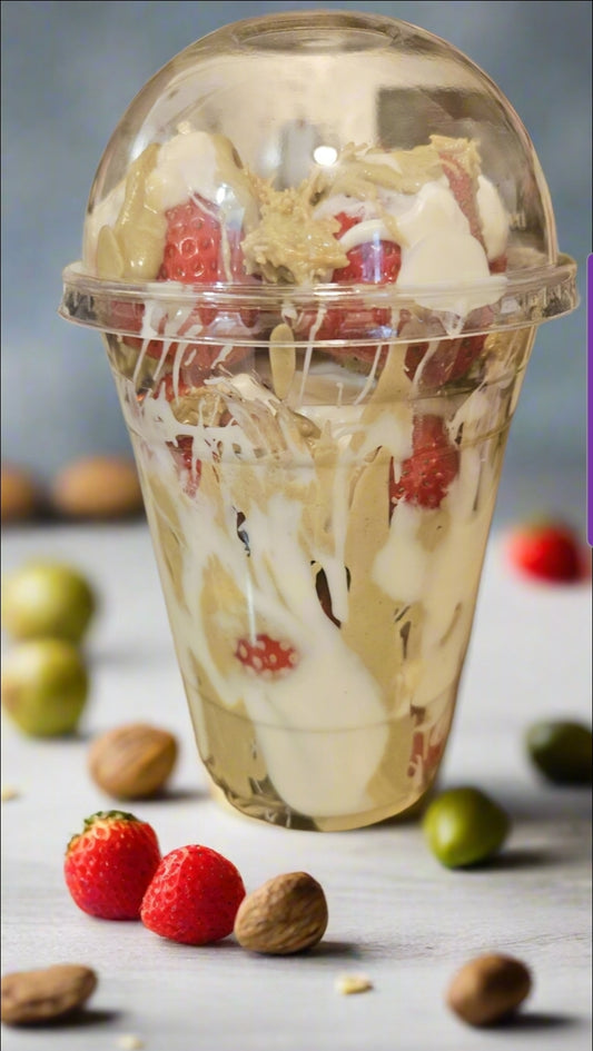 16 oz Dubai chocolate/ or white chocolate Strawberry cups